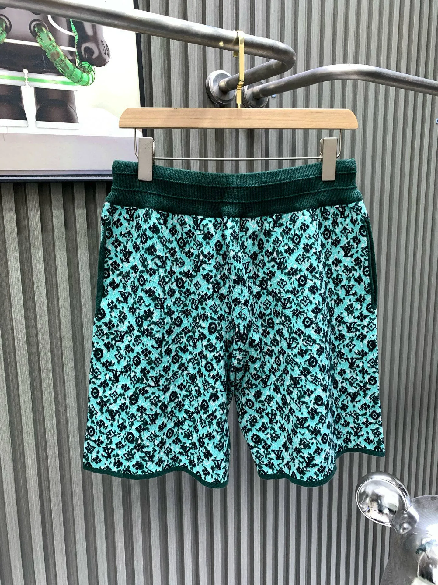 🅿️240 🀄️ Louis Vuitton Louis Vuitton 25FW early spring and summer new knitted shorts with complex embroidery patterns. Customized green ink sfumato effect fabric. Embellished with classic monogram embroidery all over. Elastic waistband design. Black lining design on the inside. Normal cut version. Same style for men and women.